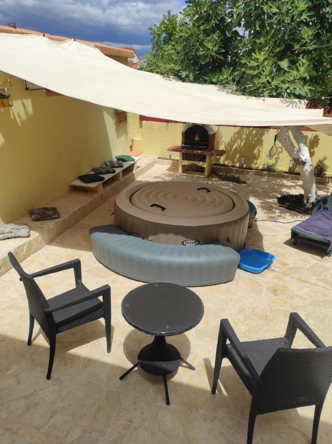 Lumar Holidays And Apartments Preko Kültér fotó